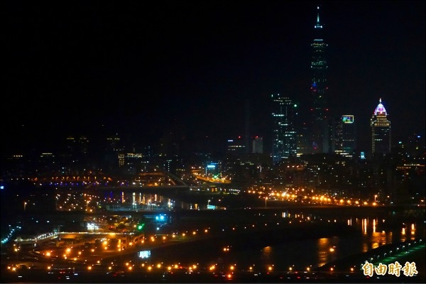 地球關燈一小時（Earth Hour）活動昨晚全球187個國家登場，台北101大樓等地標響應，與全球同步關燈一小時。（記者鹿俊為攝）