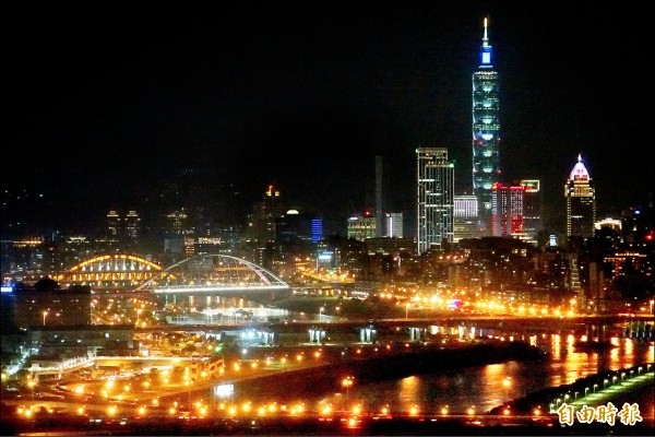 地球關燈一小時（Earth Hour）活動昨晚全球187個國家登場，台北101大樓等地標響應，與全球同步關燈一小時，圖為關燈前。（記者鹿俊為攝）