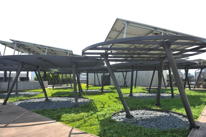 （頂樓利用覆土、卵石降低熱島效應，更架設太陽能板，既遮陽還能生產再生能源。圖片來源：陳德信）